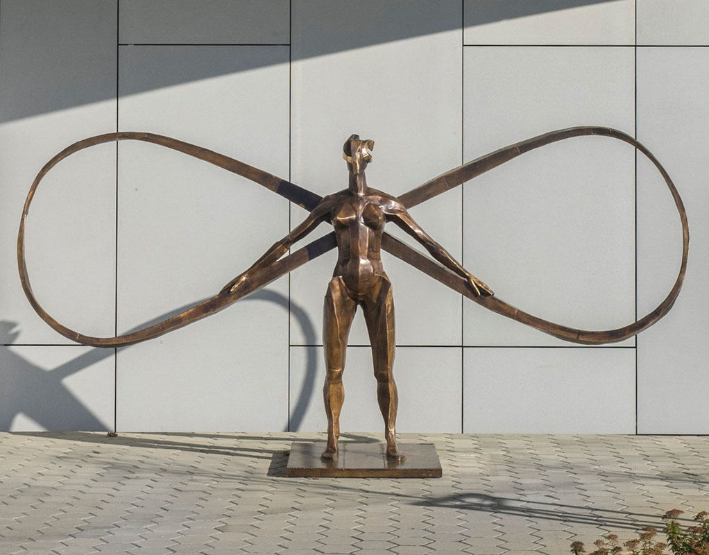 Ján Ťapák – Infinity Lady | 2015 | bronz | 220 x 414 x 100 cm