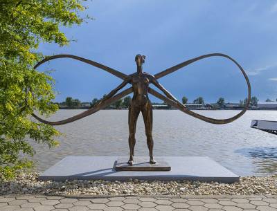 Ján Ťapák – Infinity Lady | 2015 | bronz | 220 x 414 x 100 cm