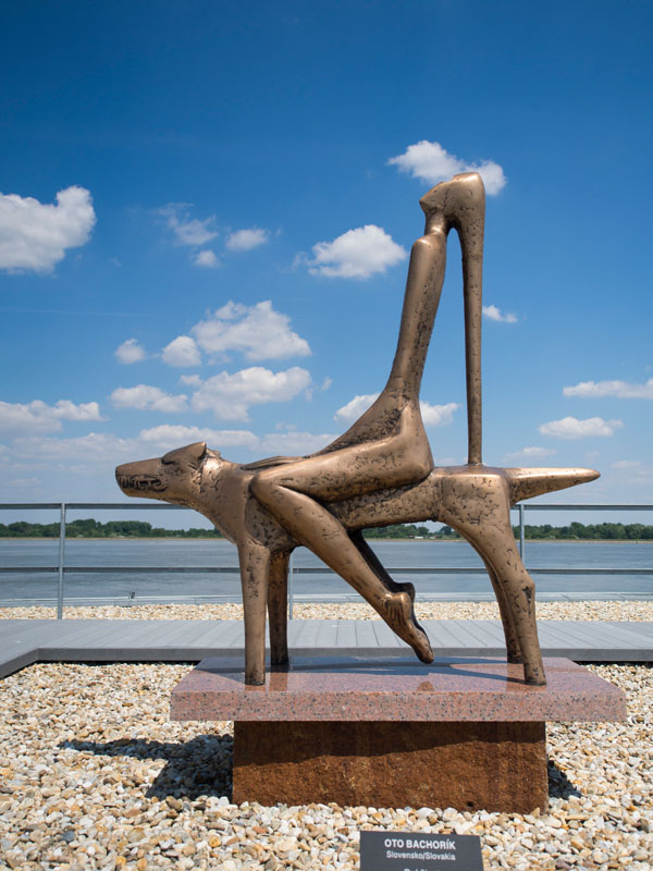 Oto Bachorík (SK) – Dog’s Life | 2000 | bronze | 180 cm