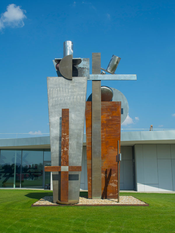 El Lissitzky (RU) – Víťazstvo nad slnkom | 1923 – 2003 | hliník, corten | 800 cm