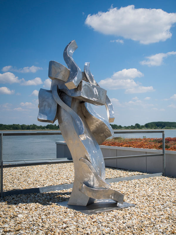 Hans Van de Bovenkamp (USA) – Untitled | stainless steel | 270 cm