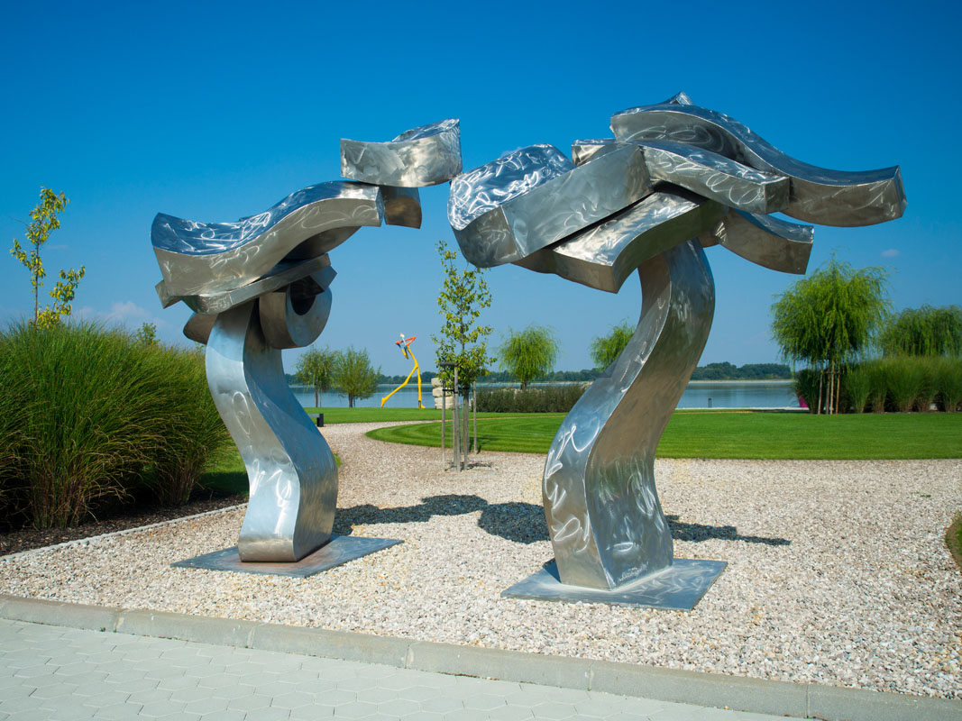 Hans Van de Bovenkamp (USA) – Danube portal | 2006 | stainless steel | 340 x 575 x 242 cm